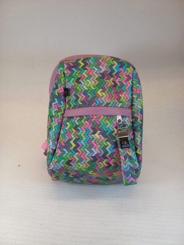 Malý batůžek "Rainbow Vibes" – hravý a praktický společník