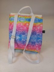 Batůžek "Rainbow Hearts" – barevný a veselý styl