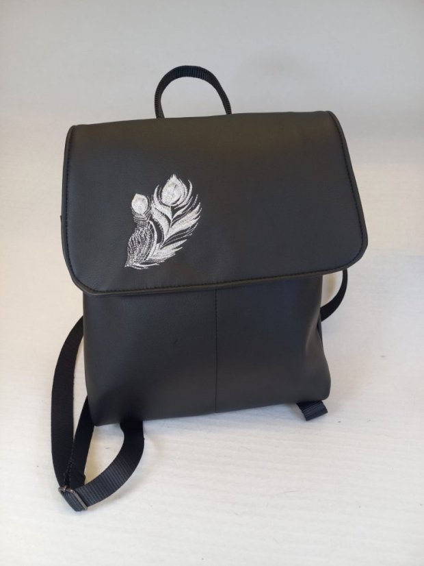 Batůžek "Elegant Feathers" – jednoduchý styl s jemnou výšivkou