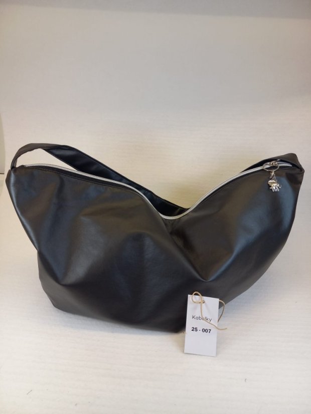 Kabelka "Black Moon" – minimalistická elegance v černém provedení