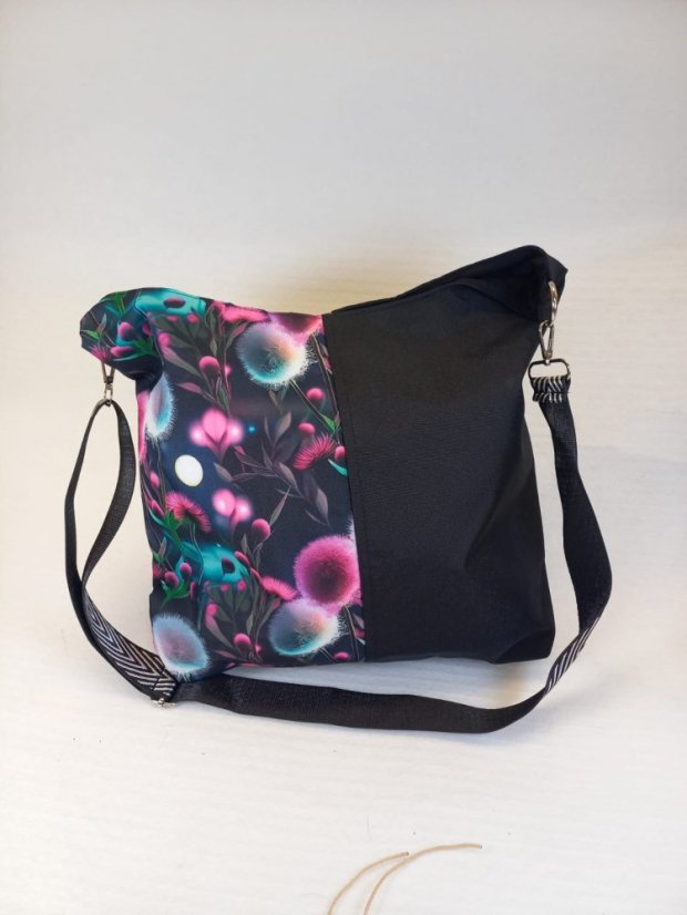 Kabelka "Night Flowers" – elegance a originalita v jednom