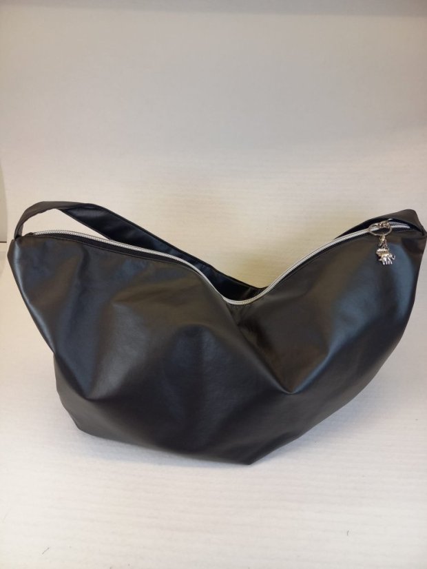 Kabelka "Black Moon" – minimalistická elegance v černém provedení