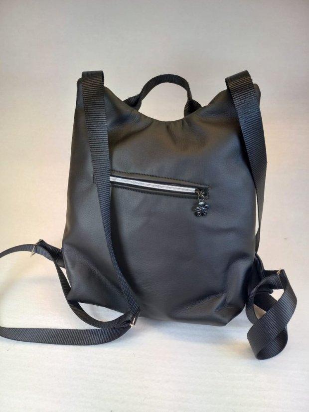 Batůžek "Black & White Charm" – elegance a praktičnost v jednom